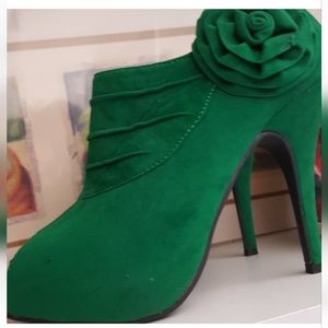 Gorgeous Green Faux Leather Pump